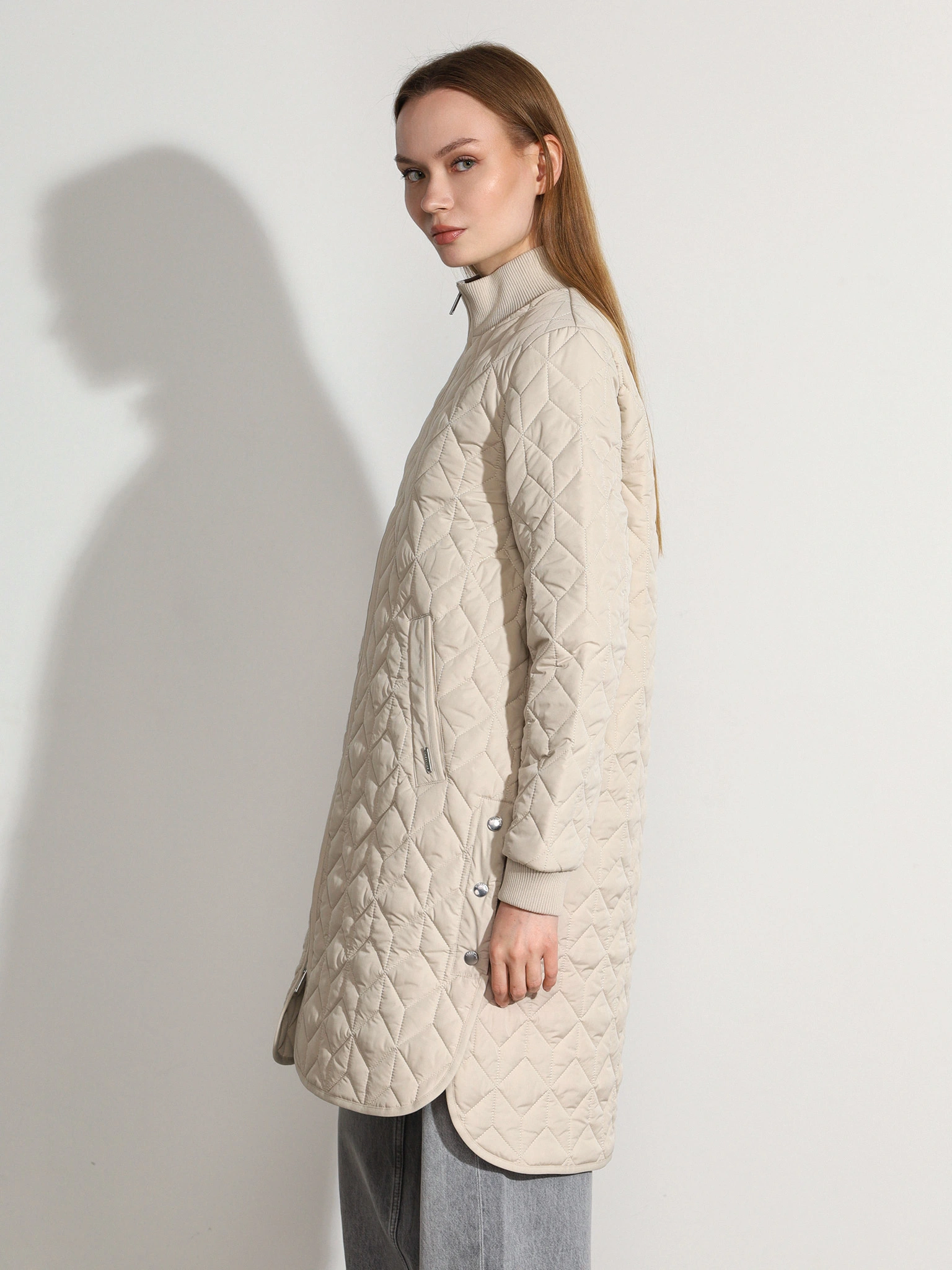 Пальто стеганое светло-бежевого цвета прямого кроя